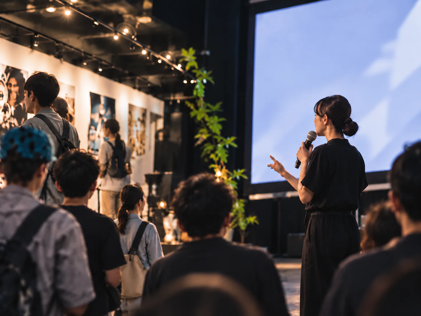 アイデアを発表する人。イベント内容を表すイメージ写真